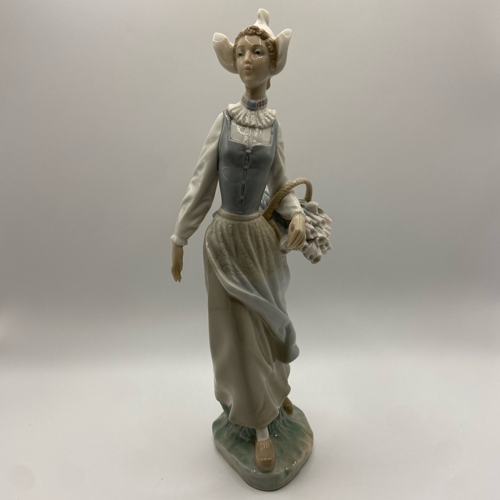 SOLD LLADRO Dutch Girl Figurine #4860